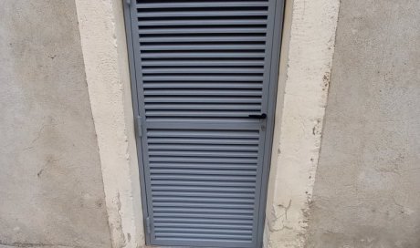 Pose de porte à ventelle pour cacher un groupe de clim à La Roche de Glun 