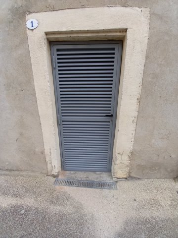 Pose de porte à ventelle pour cacher un groupe de clim à La Roche de Glun 