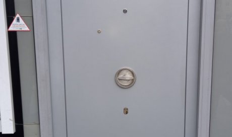 Fourniture et pose de portes blindées certifiées pour la rénovation d'une agence bancaire à Villeurbanne