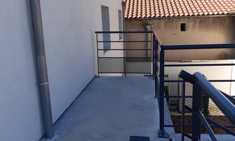 Création et installation de garde-corps sur mesure pour une copropriété à Roussillon